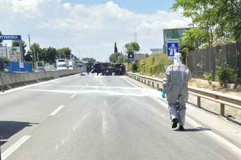 Immagine del post 22527 - Altamura Si ribalta tir con solventi, chiuso un tratto su statale 96 - Altamura