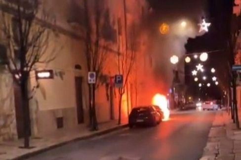 Auto in fiamme in pieno centro - Altamura