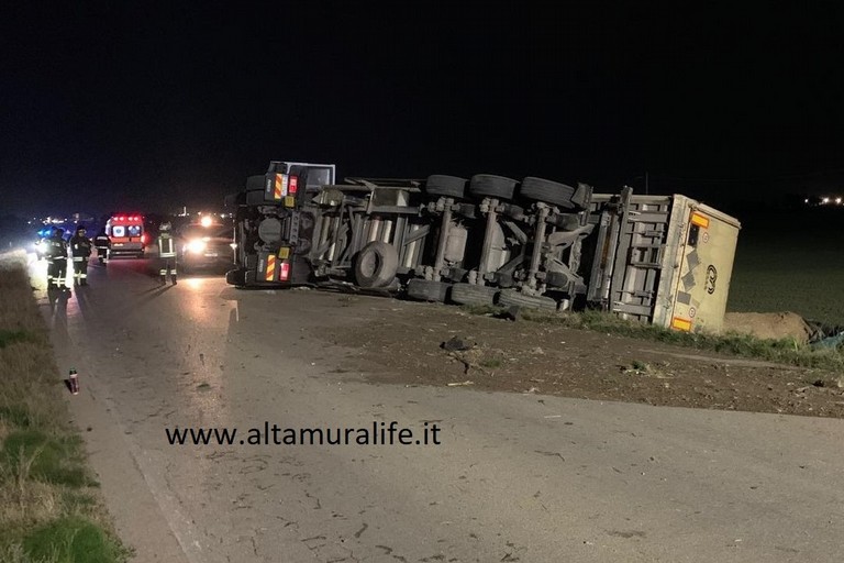 Ribaltato su Altamura Corato un tir con carico cereali - Altamura