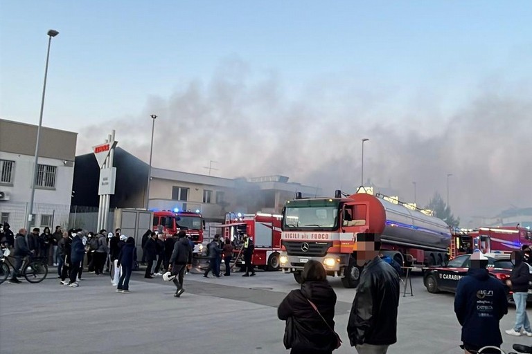 Spento incendio in azienda alimentare, accertamenti in corso - Altamura