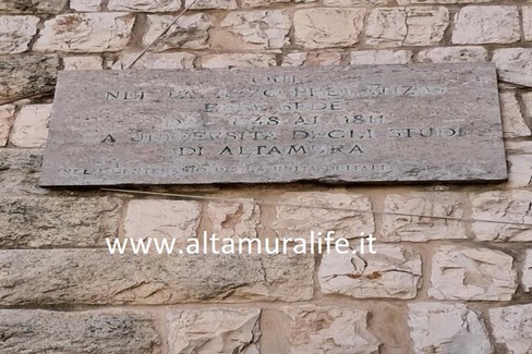 Sostituire lapide storica illeggibile - Altamura