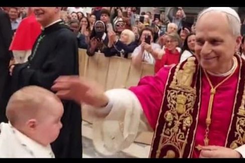 La piccola Fiorenza benedetta da Papa Leone XIV - Altamura