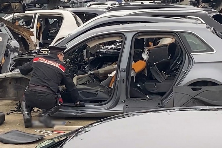 Immagine del post 14067 - Altamura Operazione contro furti di auto e riciclaggio di ricambi in provincia di Bari - Altamura
