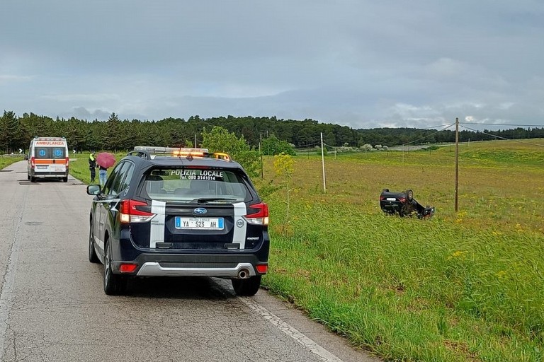 Si ribalta con l'auto, tanta paura ma nessuna conseguenza - Altamura