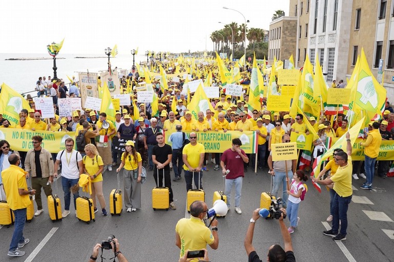 Prezzo del grano in calo, protesta al porto e su lungomare di Bari - Altamura