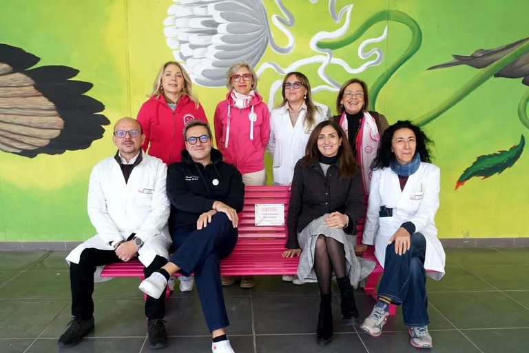 Una panchina rosa nell’ospedale della Murgia - Altamura