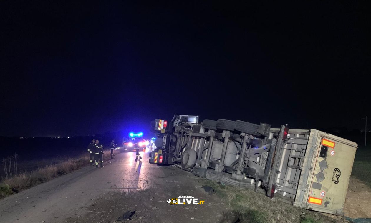 Incidente sulla S.P.238 Altamura-Corato. Camion si ribalta e blocca la strada - Altamura