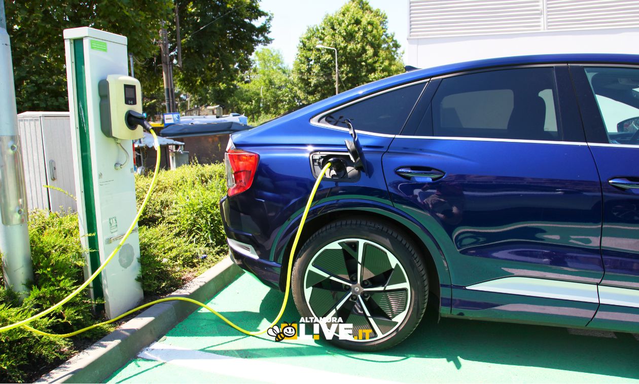 Immagine del post 12606 - Altamura Bonus Auto Elettriche 2025: fino a 11.000 euro per chi rottama un vecchio veicolo. Come richiederlo dal 15 ottobre - Altamura