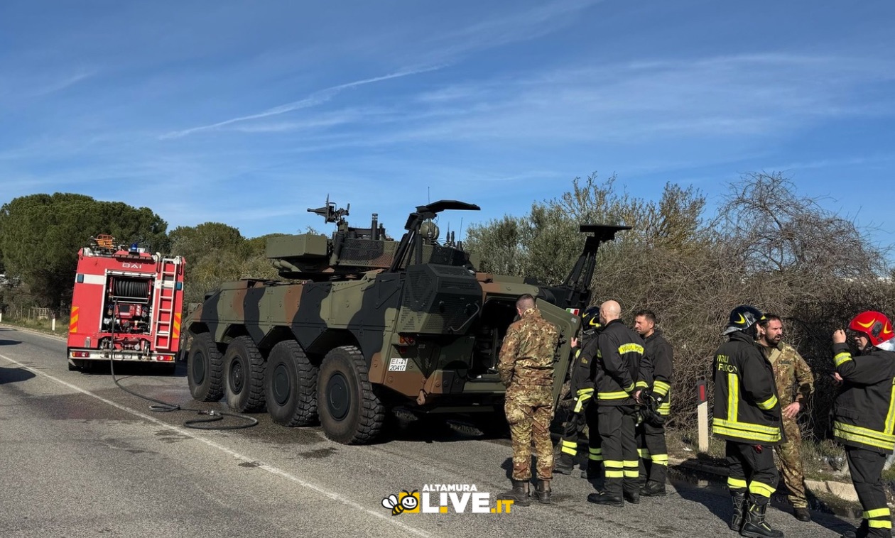 A fuoco un mezzo dell’esercito italiano sulla SS96 - Altamura