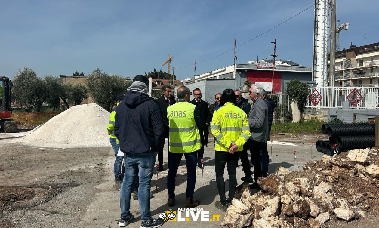 Immagine del post 3898 - Altamura Paolicelli, sopralluogo ai lavori per la rotatoria di via Selva: “Non possiamo permetterci ulteriori ritardi” - Altamura