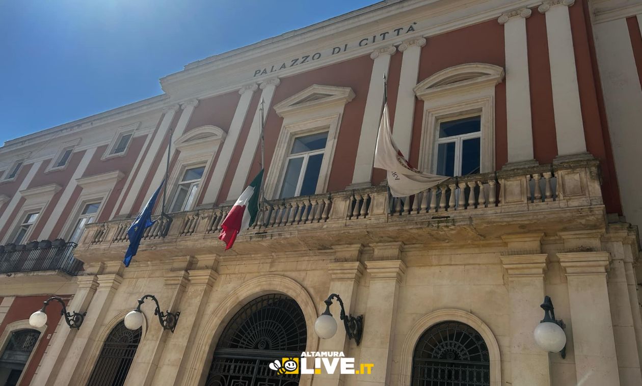 Comune di Altamura, bandiere a mezz’asta in ricordo delle vittime del Covid-19 - Altamura