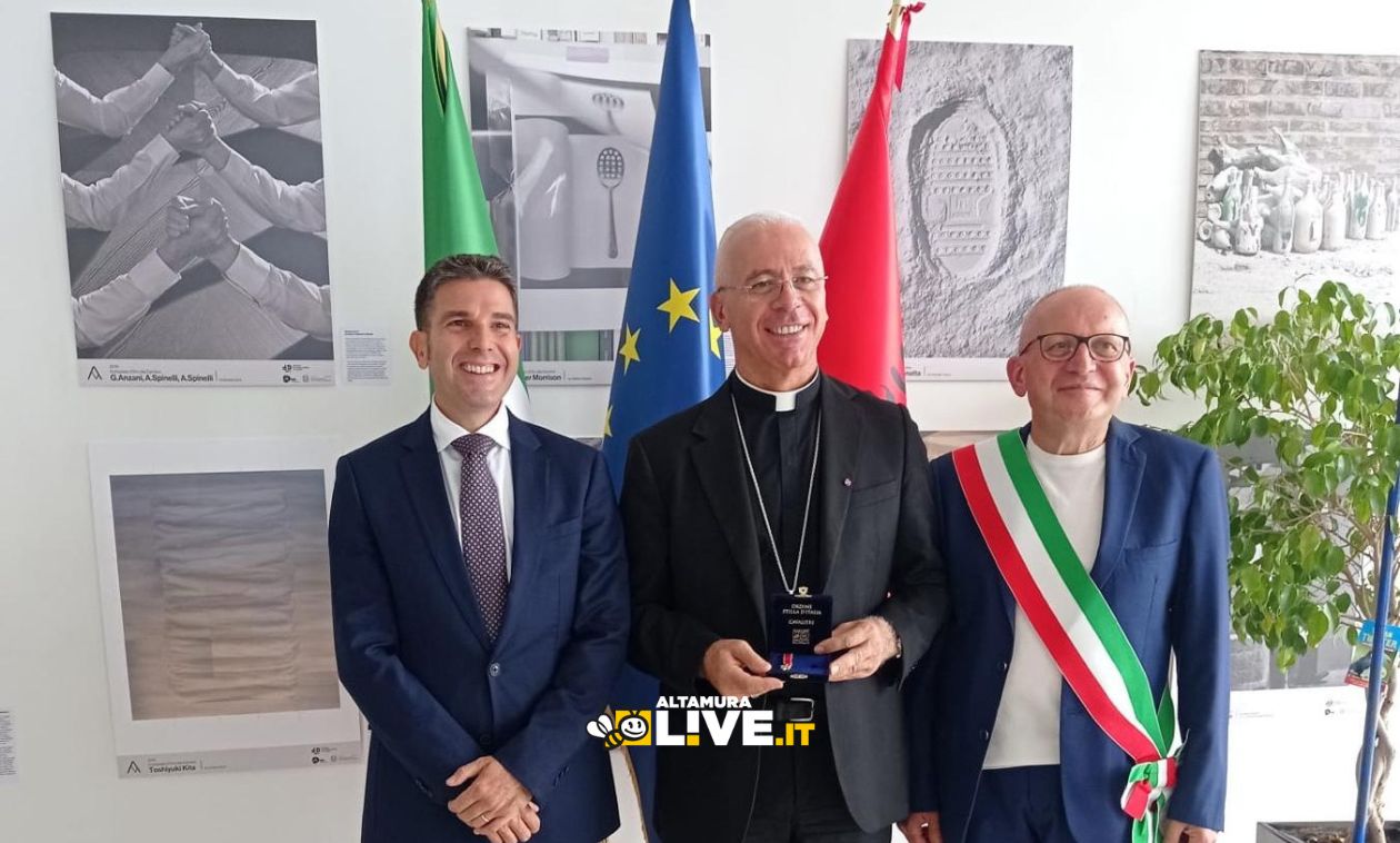 L’arcivescovo altamurano Giovanni Peragine riceve l’onorificenza di Cavaliere della Stella d’Italia a Valona - Altamura