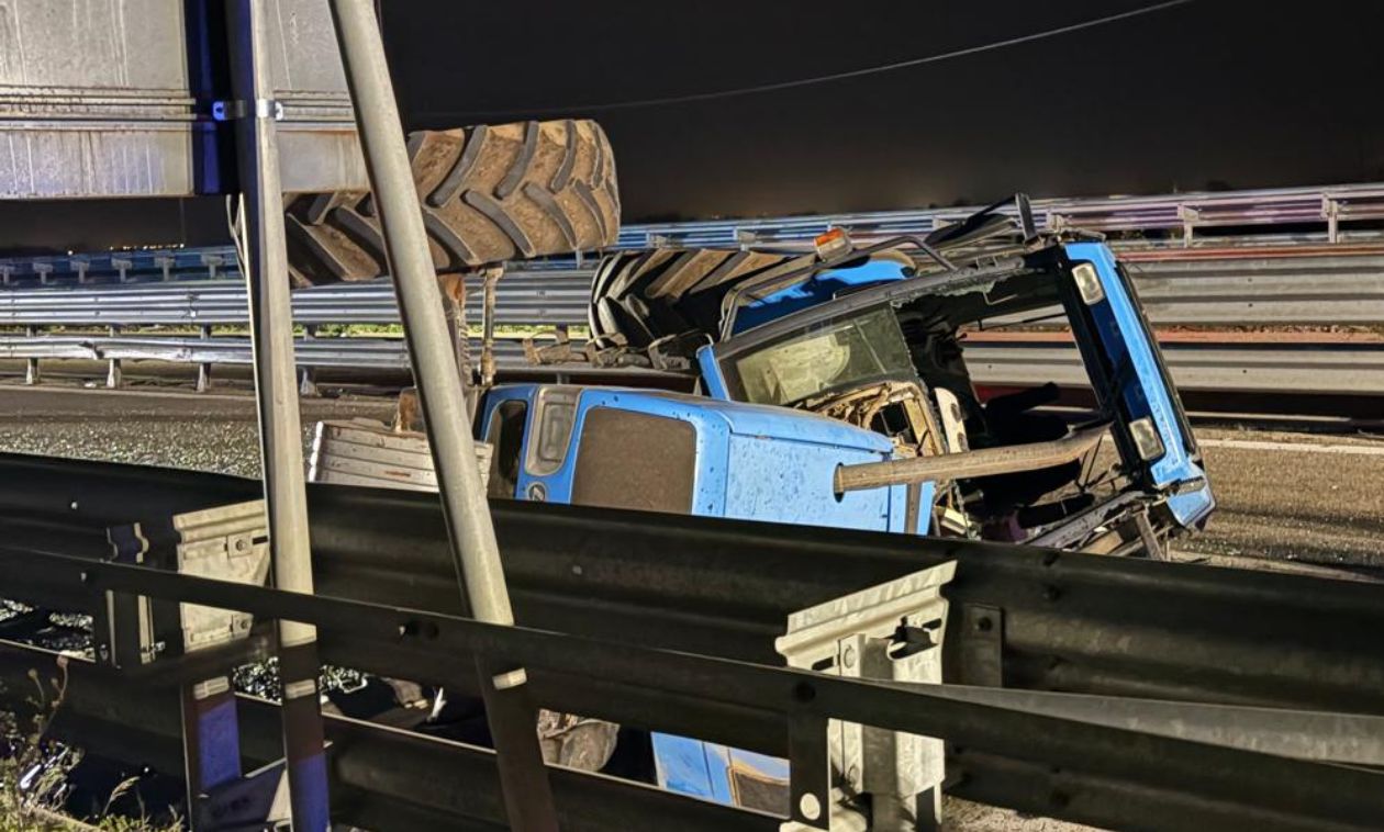 Immagine del post 13304 - Altamura Trattore ribaltato e furgone contro il guardrail. Incidente sulla SS99 Altamura-Matera - Altamura