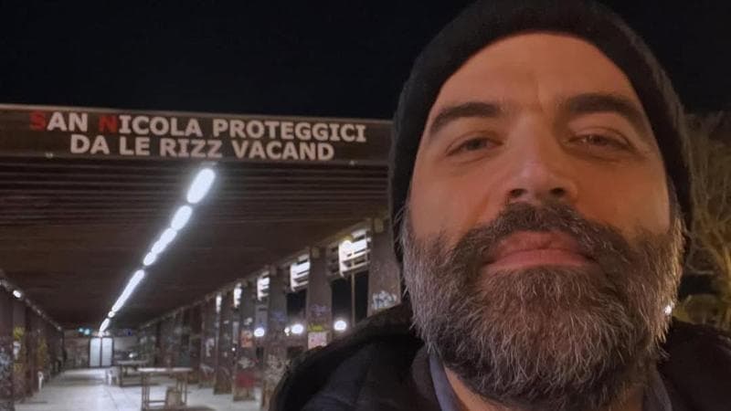 Immagine del post 1195 - Bari Roberto Saviano e il selfie sul lungomare di Bari: ma la traduzione dal barese è una gaffe social - Bari