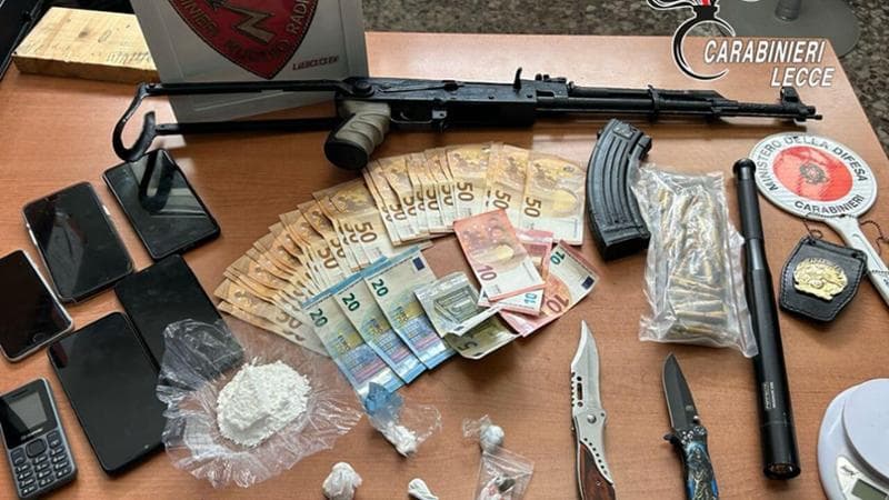 Immagine del post 2995 - Bari Sorpresi con armi e droga in casa, lanciano kalashnikov dal balcone: arrestati due fratelli - Bari