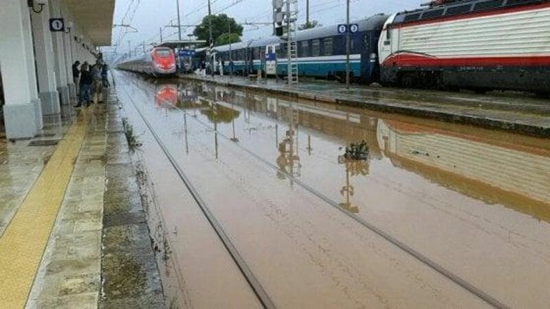 Maltempo, treni in tilt: stop sulla Caserta-Foggia. Forti ritardi su regionali e Alta velocità - Bari