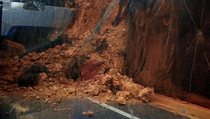 Puglia sott’acqua nel giorno dell’allerta arancione: allagamenti ovunque. A Bari caduti alberi - Bari