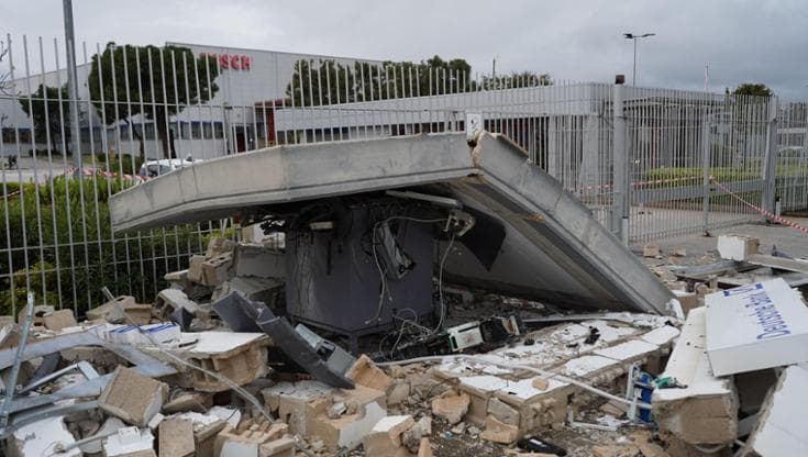 Bari, assalto con esplosivo al bancomat nella zona industriale di Modugno: distrutta la struttura - Bari
