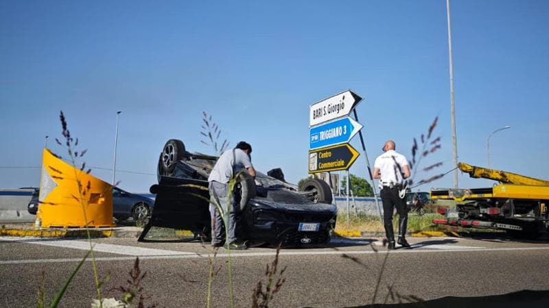 Immagine del post 21189 - Bari Bari, auto si ribalta allo svincolo San Giorgio-Triggiano: traffico in tilt sulla statale 16 - Bari