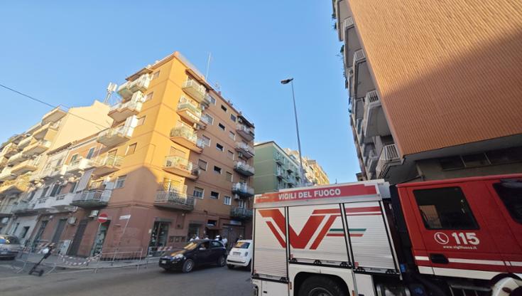 Bari, evacuata palazzina in via Giulio Petroni per rischio crollo: vigili del fuoco al lavoro - Bari