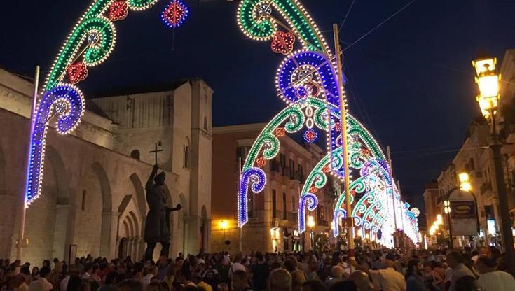 Immagine del post 9120 - Bari Barletta, estorsioni alla festa patronale: due arresti. Minacce agli ambulanti che vendevano bevande - Bari