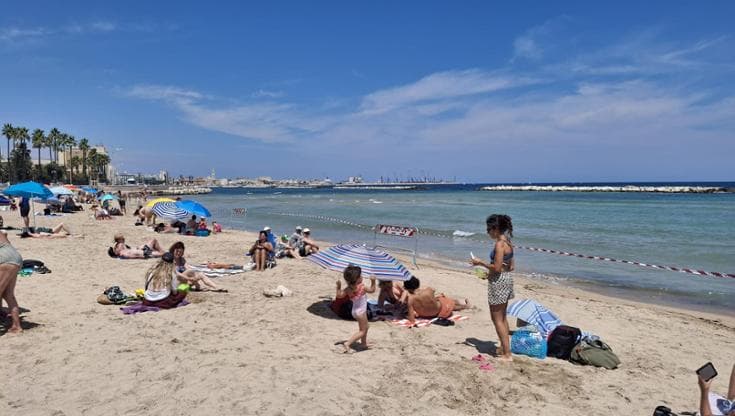 Immagine del post 22284 - Bari Stop ai bagni a Pane e pomodoro, nuovi divieti dopo la pioggia: transenne nella spiaggia pubblica - Bari