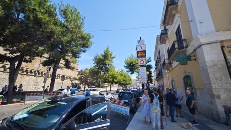Bari vecchia chiude alle auto, entra in funzione il varco Ztl del castello: “Tutto sta funzionando” - Bari