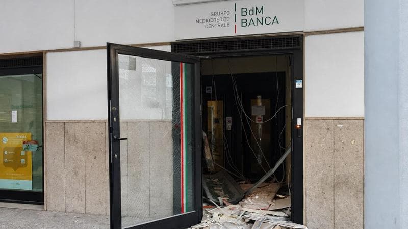 Immagine del post 23480 - Bari Due boati nella notte, salta in aria il bancomat della BdM a Ceglie del Campo: filiale distrutta - Bari