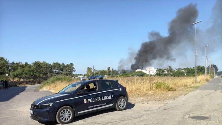 A fuoco deposito di bevande a Francavilla Fontana: fiamme vicine alle abitazioni. “Allerta massima” - Bari