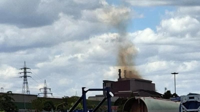 Taranto, colonna di fumo rosso fuoriesce dagli impianti dell’ex Ilva: l’allarme degli ambientalisti - Bari