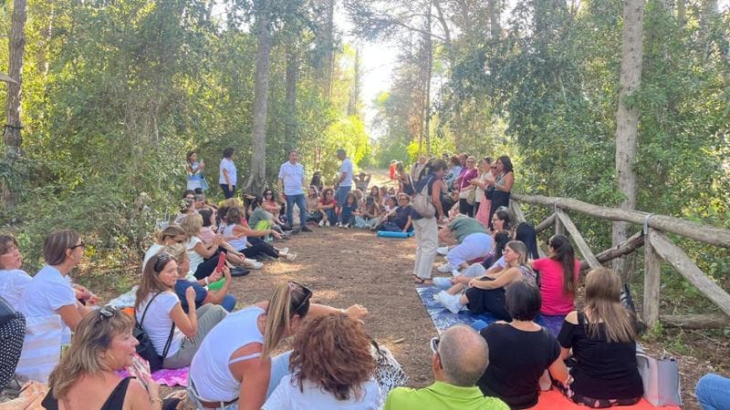 Salento, il collegio dei docenti debutta nel bosco: “Vogliamo una scuola che segua i ritmi naturali” - Bari