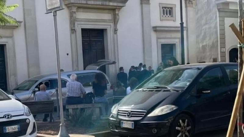 Immagine del post 11176 - Bari Feretro arriva per il funerale ma la chiesa è chiusa, l'ira dei familiari: “Parroco irrispettoso” - Bari