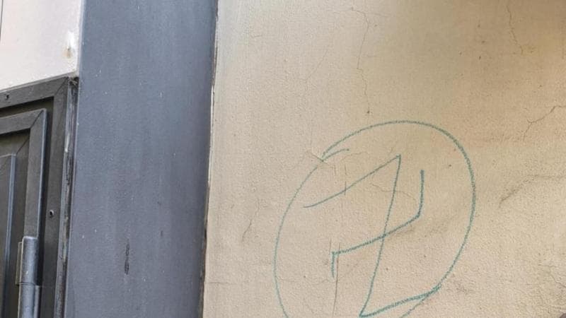 Immagine del post 12228 - Bari Lucera, svastica e messaggi d'odio sul locale gestito da cittadino straniero: “Torna al tuo Paese” - Bari