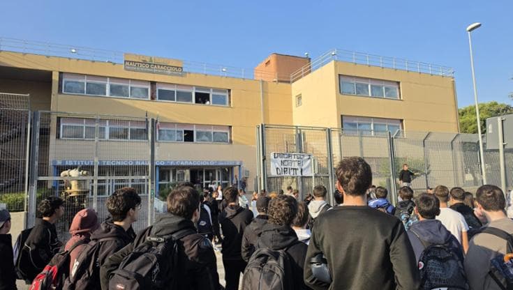 Immagine del post 25548 - Bari Proteste al Caracciolo di Bari, chiuso corso di studi. “Cancellano una terza: ha solo 7 studenti” - Bari