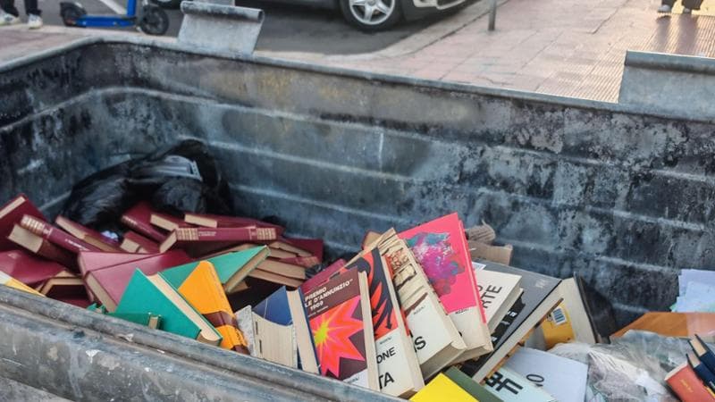 Immagine del post 25533 - Bari Bari, decine di libri gettati nel cassonetto dei rifiuti. L’appello: “Non lasciamoli così” - Bari
