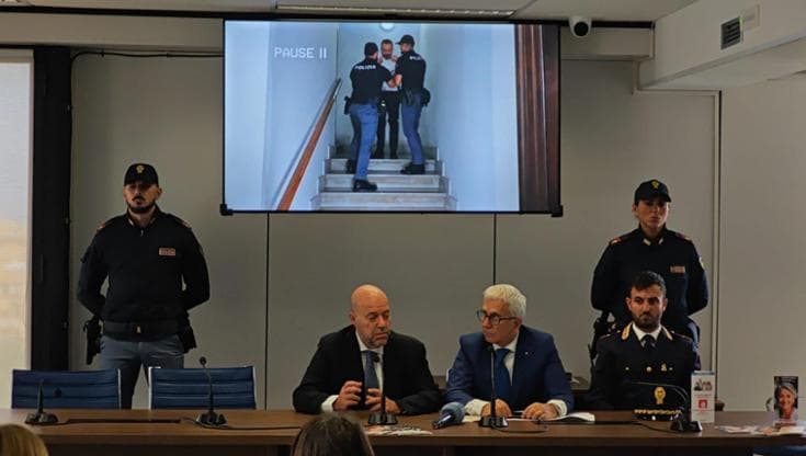 “Mai consegnare denaro o rivelare il pin”: a Bari Polizia e Procura insieme per prevenire le truffe - Bari
