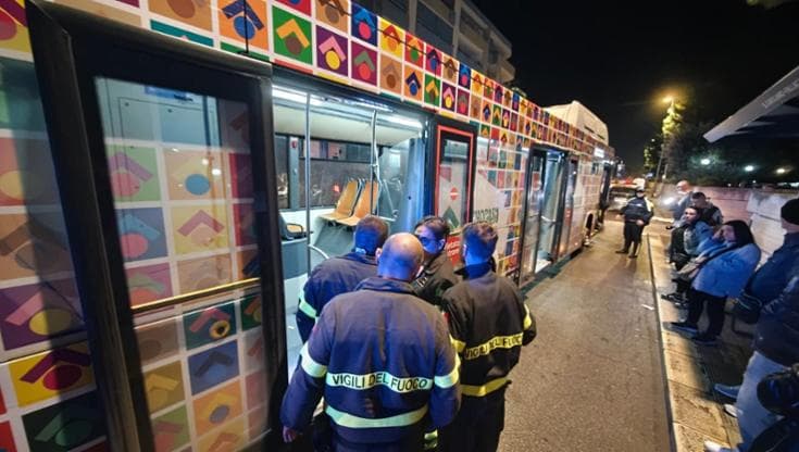 Immagine del post 13369 - Bari Notte di Halloween a Bari, identificati tre minori per le sassate al bus dell’Amtab - Bari