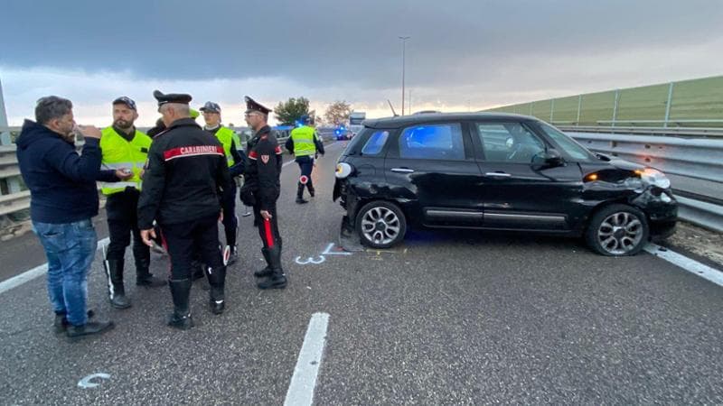 Bari, tenta di soccorrere un altro automobilista e viene travolto: muore un ragazzo di 25 anni - Bari