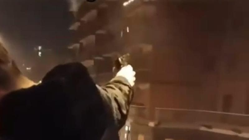 Immagine del post 15524 - Bari Quattordicenne con la pistola spara dal balcone a Taranto: “Buon anno a tutti tranne gli infami” - Bari