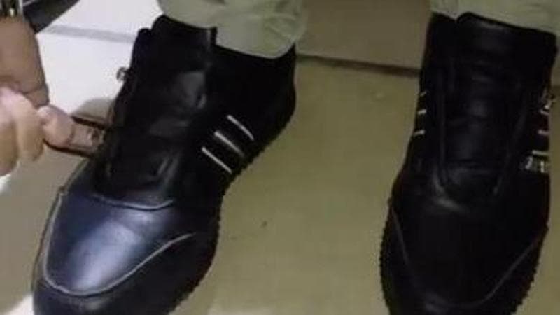 La scarpa si allaccia con un dito: l’idea di Ajdini Alban diventa un brevetto. “Ora cambia la vita” - Bari