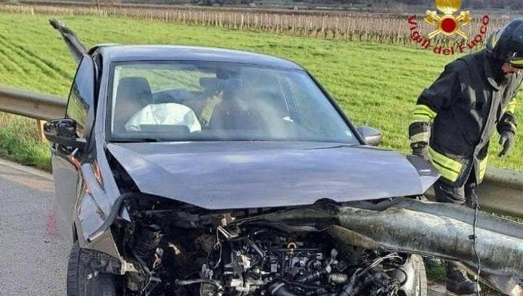 Immagine del post 16695 - Bari Il guardrail trafigge l’auto, illeso automobilista di 23 anni uscito fuori strada a Fasano - Bari