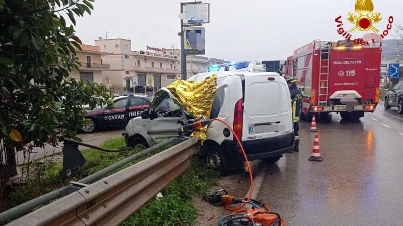 Immagine del post 3030 - Bari Fasano, guardrail trafigge il furgoncino uscito fuori strada: muore sul colpo 41enne alla guida - Bari