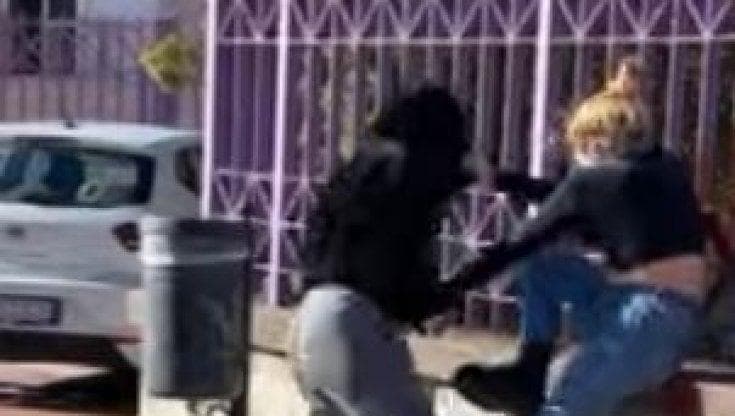 Immagine del post 18935 - Bari Salento, ragazzine si picchiano in piazza: 12enne ferita da un morso resta con il volto sfregiato - Bari