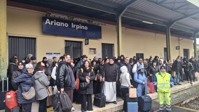 “Abbandonati in stazione a Ariano Irpino, c’è chi è tornato a Roma: io ho impiegato 15 ore per Bari” - Bari