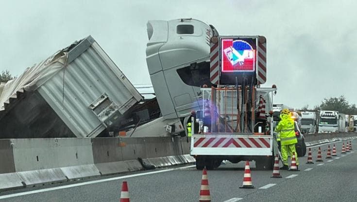 Immagine del post 18962 - Bari Tir si sibalta sulla A14, lunghe code a Canosa in direzione Bari - Bari