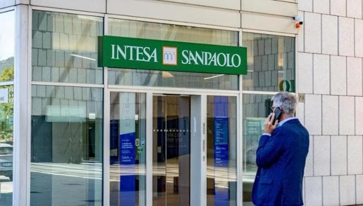 Immagine del post 18956 - Bari Bancario spiava conti: la “curiosità” di Vincenzo Coviello costa una multa da 31,2 milioni a Intesa - Bari