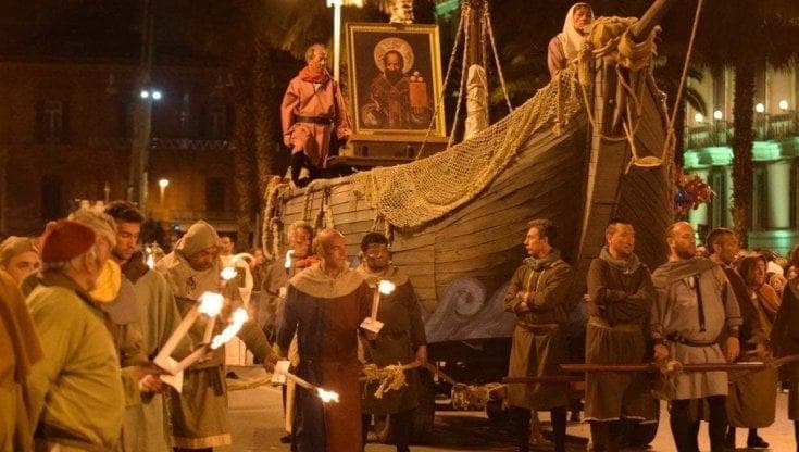 Immagine del post 6711 - Bari San Nicola, la musica cuore del corteo storico: tra orchestra, brani in arabo anche la voce del Papa - Bari