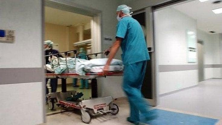 Muore dopo operazione all’intestino. I figli chiedono autospia nonostante funerali già fissati - Bari