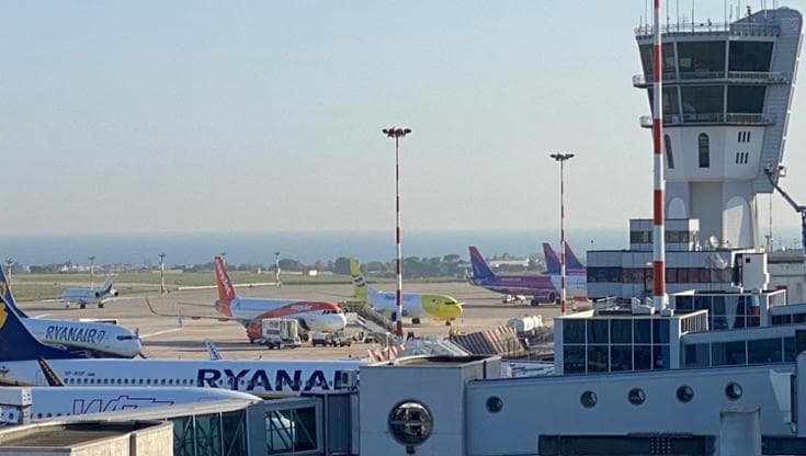 Forza porta di sicurezza e corre ubriaco sulla pista dell'aeroporto, attimi di panico a Bari: preso - Bari