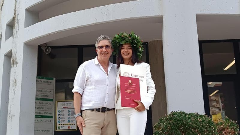 Immagine del post 20008 - Bari “Voglio ricordarti così”: la moglie di Angelo Pizzi, ucciso per errore, pubblica foto con la figlia - Bari